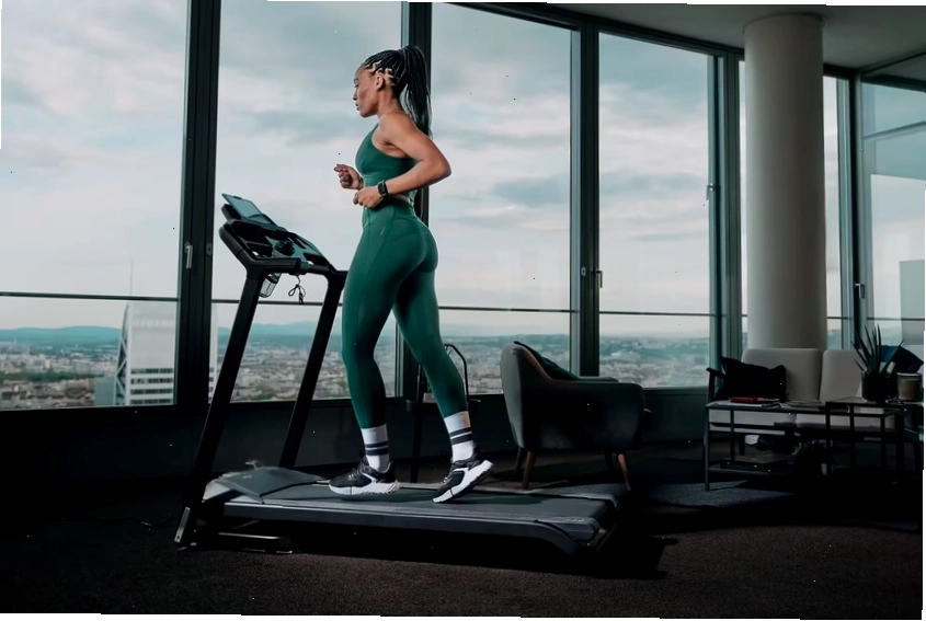 Bạn có thể kết hợp thêm việc chạy bộ với máy tại phòng gym để hỗ trợ giảm mỡ, giúp quá trình tăng cơ nhanh chóng hơn