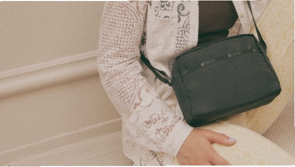 Bảo quản mini crossbody bag trong túi vải để giữ phom dáng