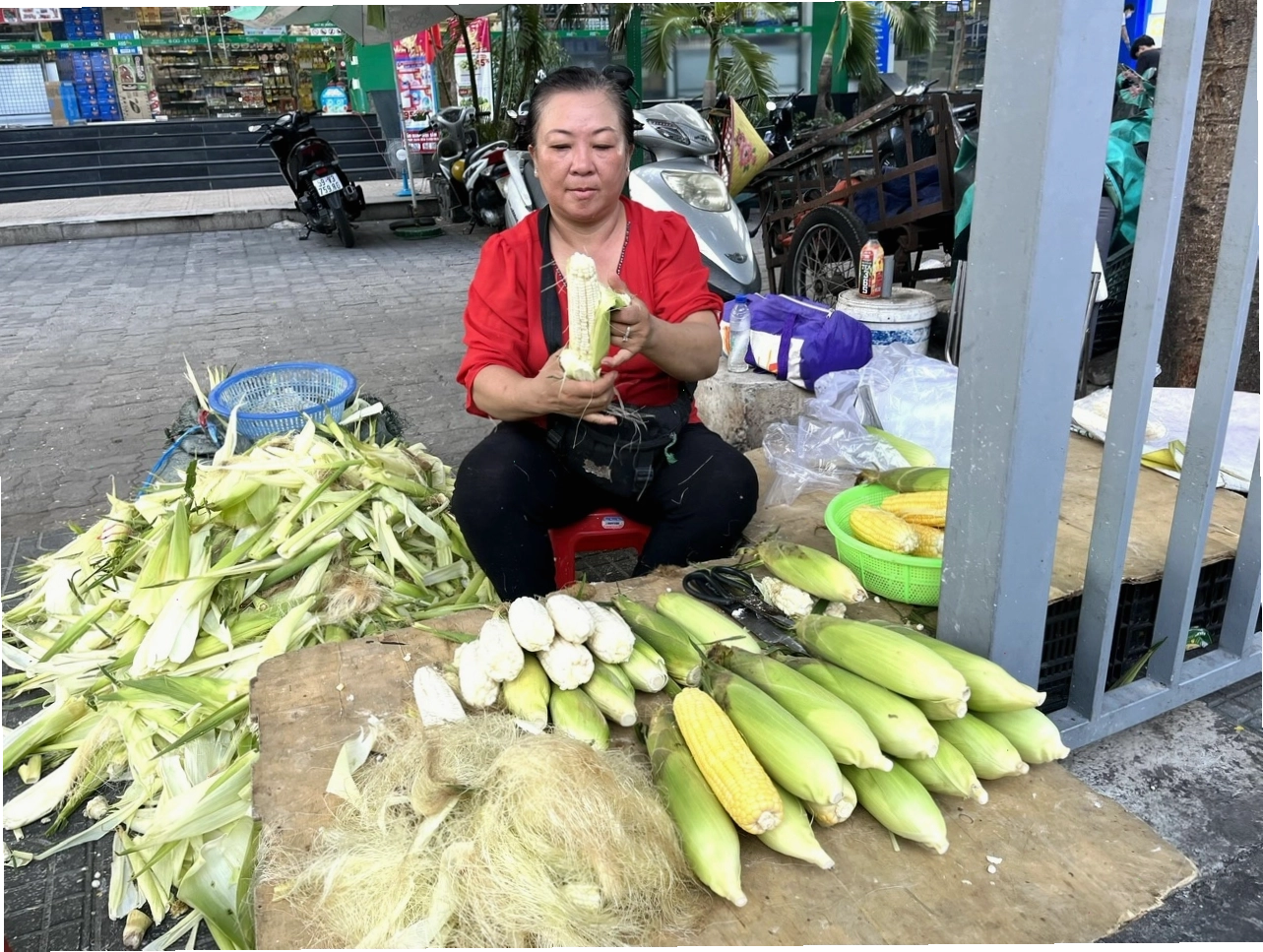 Bắp được bày bán tại chợ Tân Sơn Nhất, TP.HCM