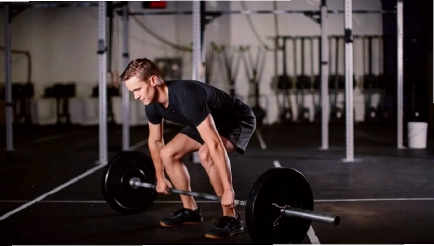 Barbell Bent-over Row là bài tập lưng xô hiệu quả cho nam giới