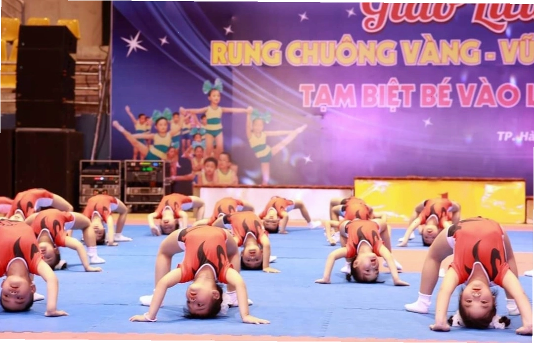 Bé gái hào hứng thực hiện động tác nhảy aerobic