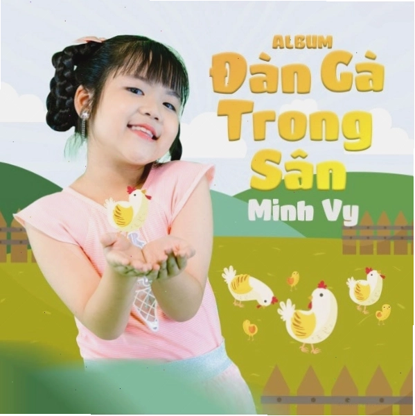 Bé Minh Vy thực hiện động tác giơ tay lên cao trong bài tập thể dục buổi sáng