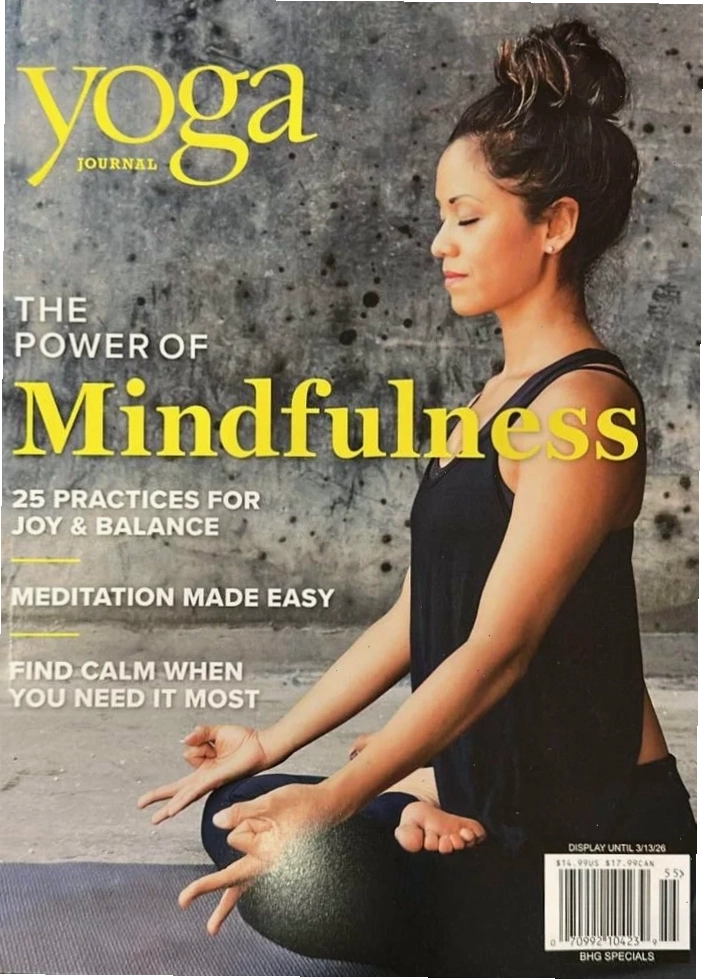 Bìa tạp chí Yoga Journal với hình ảnh người phụ nữ thiền định và tiêu đề 'Sức mạnh của Chánh niệm'