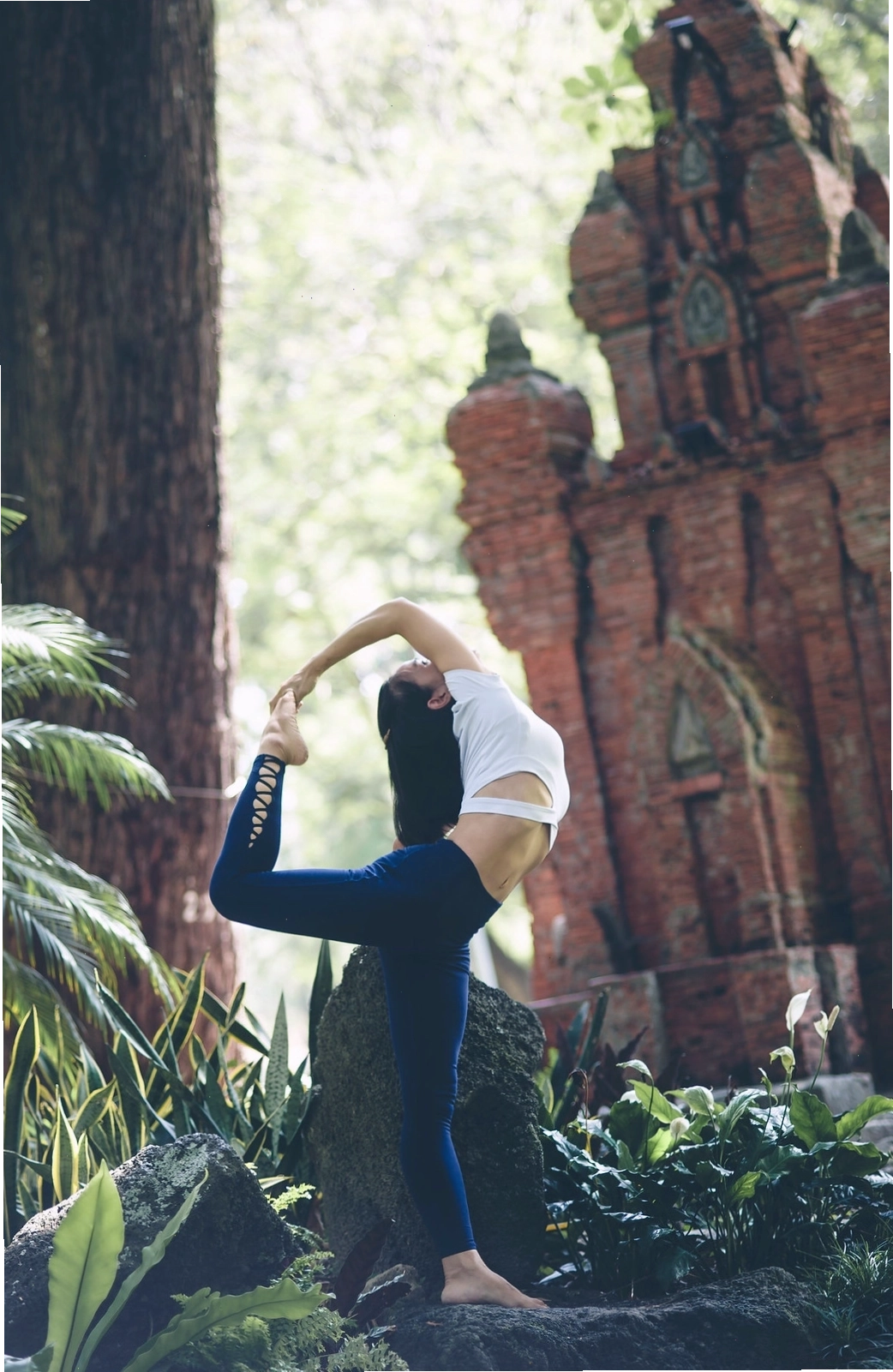 Bộ ảnh yoga 3 người với màu sắc vintage tại công viên