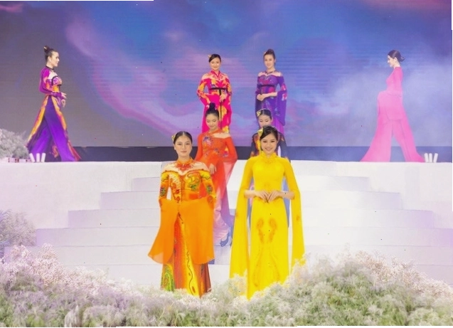 Bộ sưu tập áo dài Giấc mơ với tông màu vàng, xanh lam, cam