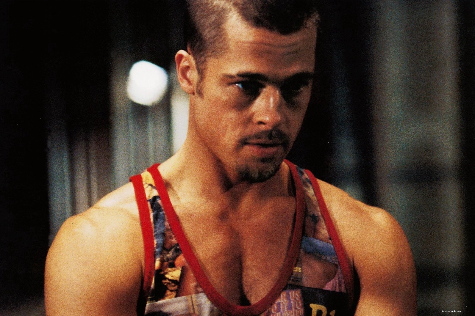 Brad Pitt thể hiện cơ bắp săn chắc trong Fight Club