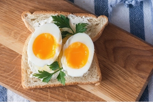 Bữa sáng với trứng luộc và dưa chuột cho chế độ giảm cân