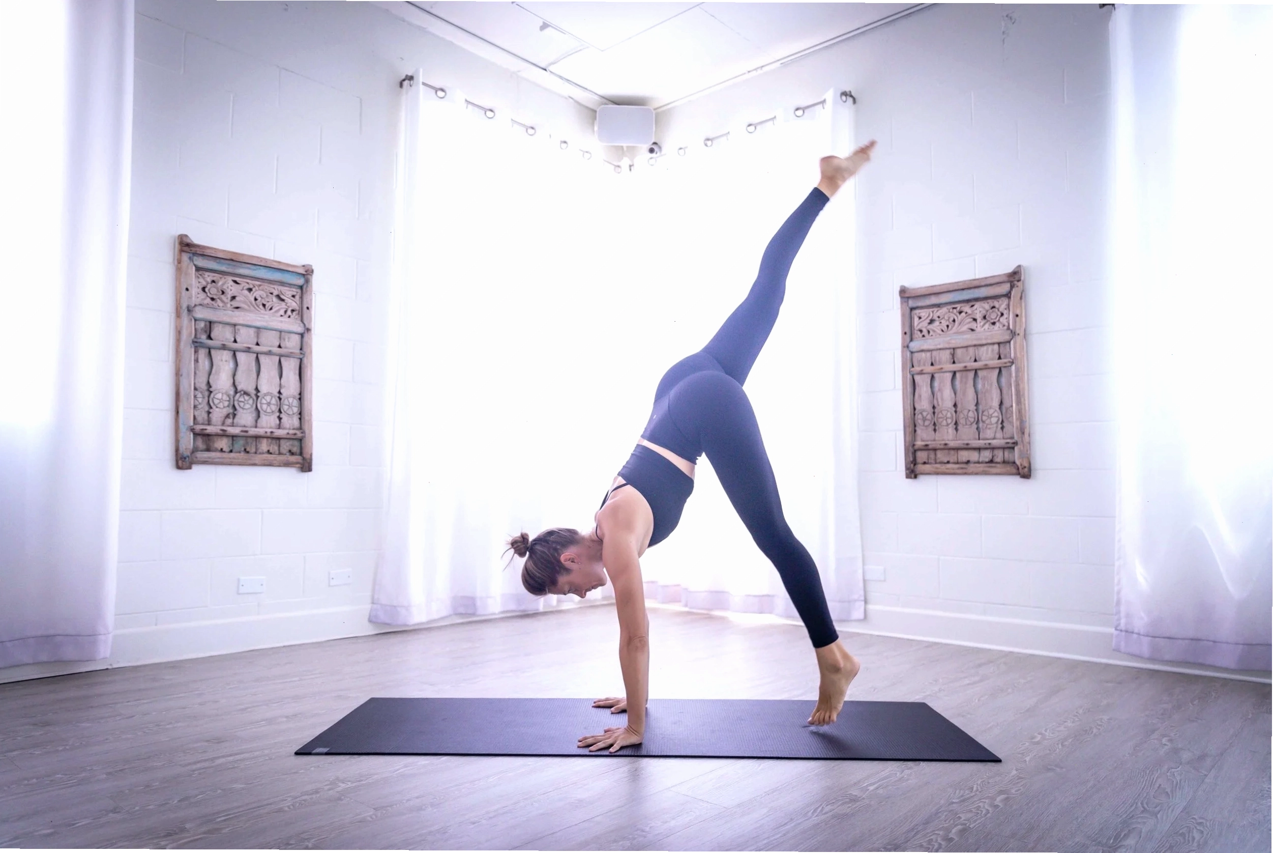Buổi tập yoga handstand dưới sự hướng dẫn của huấn luyện viên