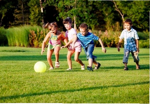 Các bé gái đang thực hiện điệu nhảy vui tươi