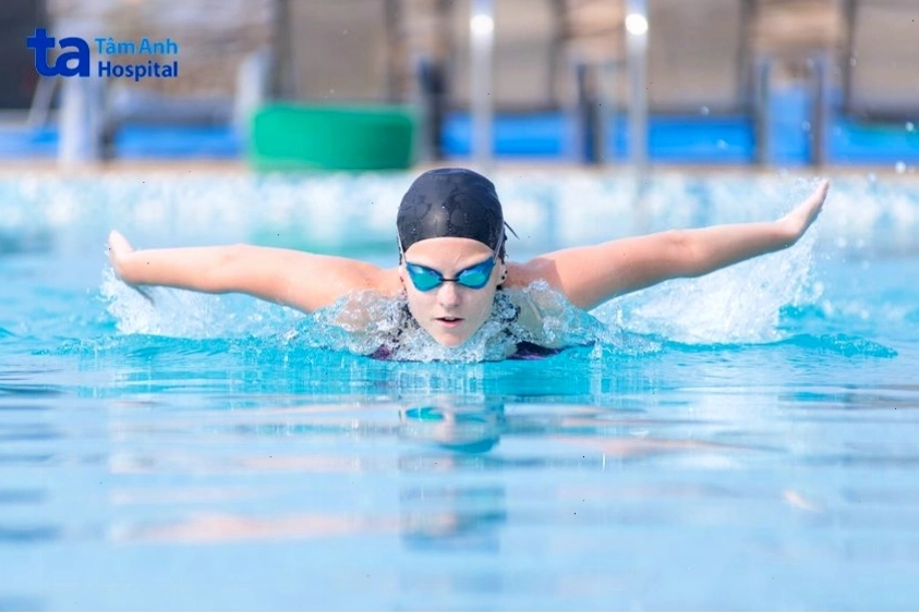 Các động tác bơi đều giúp giảm cân hiệu quả