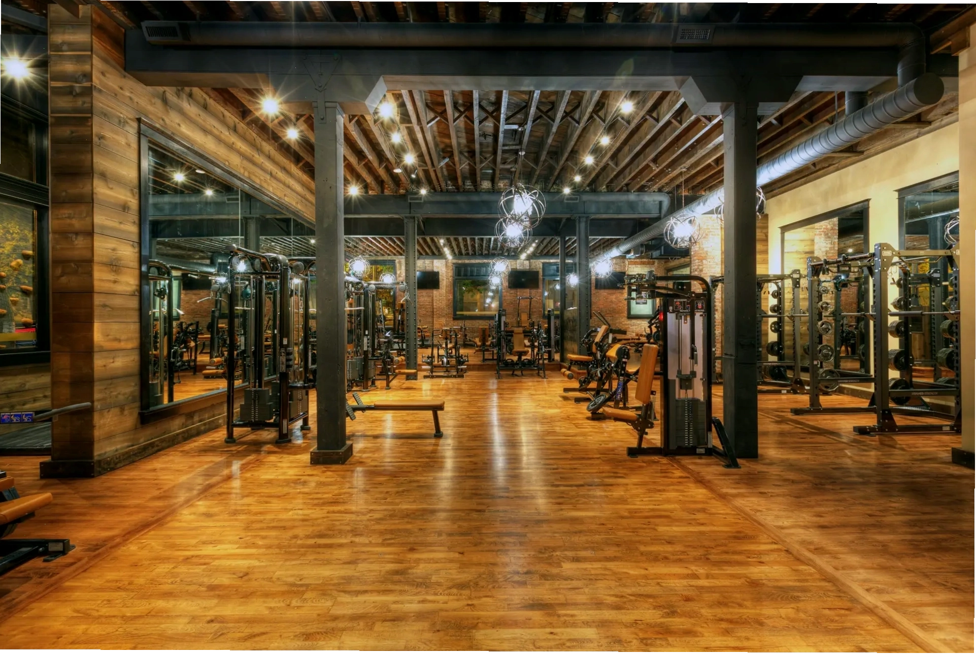 Các thiết bị tập luyện sức mạnh tại khu vực chính của Olympic Gym