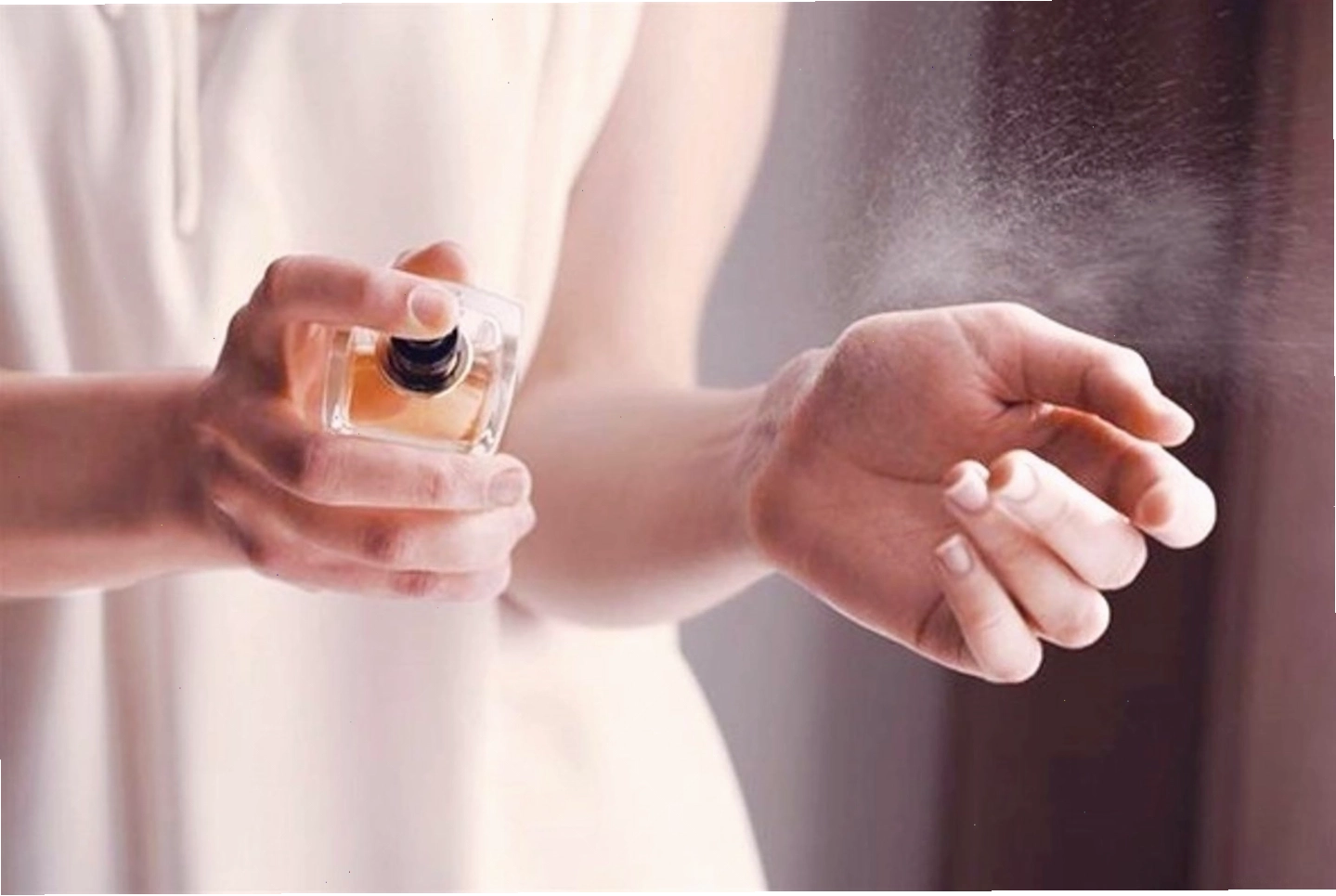 Cách 1: Xịt trực tiếp lên cơ thể tại các điểm mạch đập để lưu hương lâu