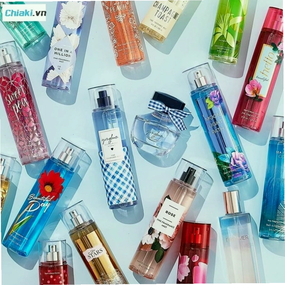 Cách 2: Xịt body mist lên quần áo giúp mùi hương bám tỏa lâu hơn