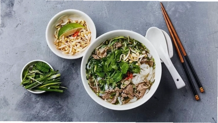 Cách ăn phở bò lành mạnh khi giảm cân, tăng cường rau thơm và chanh