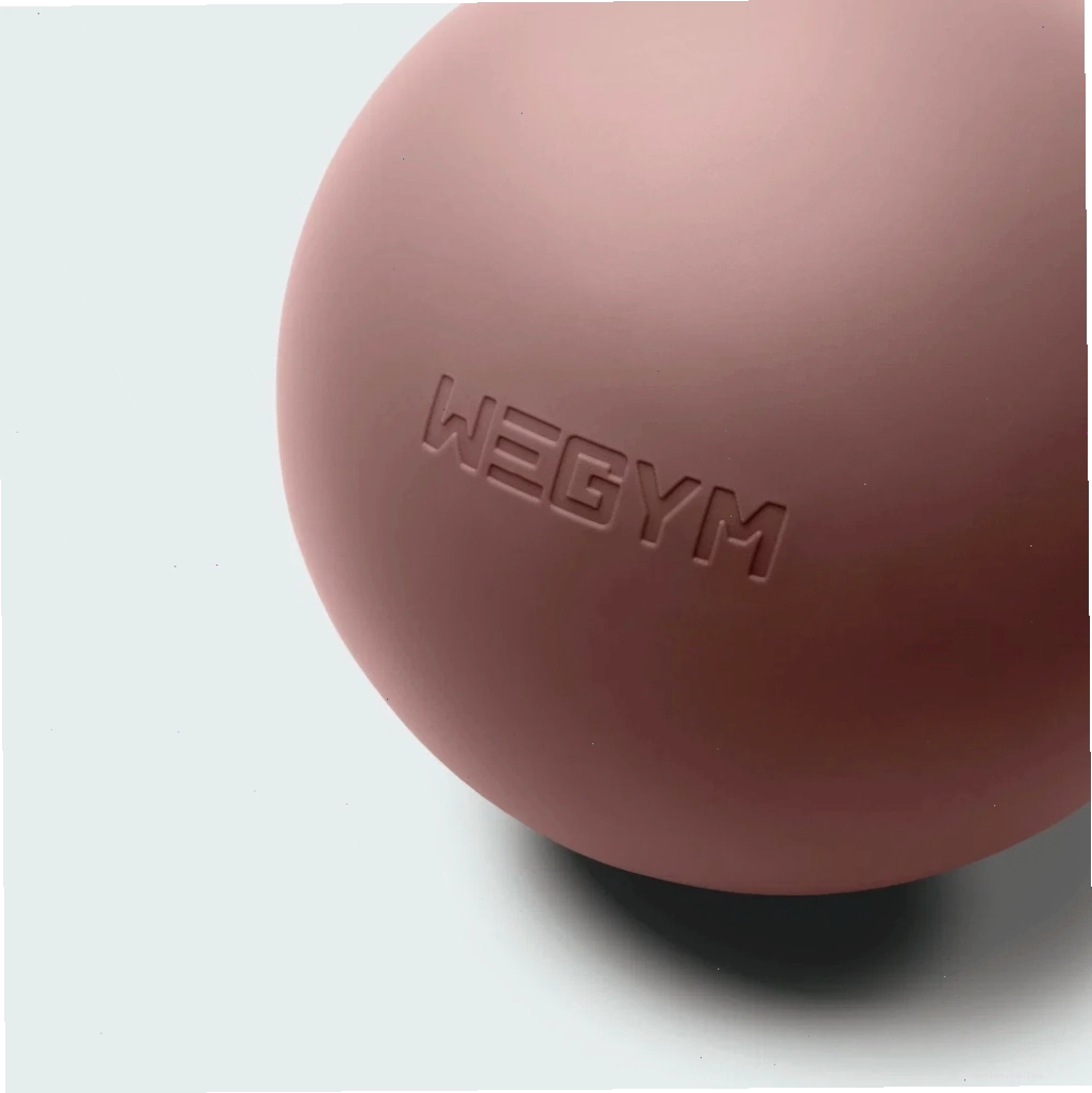 Cận cảnh bề mặt bóng tập gym với họa tiết chống trượt