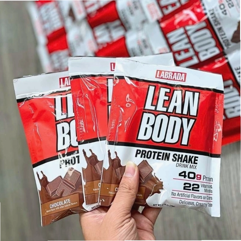 Cận cảnh một gói Lean Body Protein Shake, thể hiện rõ định lượng 79g
