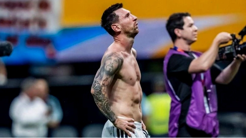 Cận cảnh múi bụng sáu múi của Messi sau trận đấu với Ai Cập