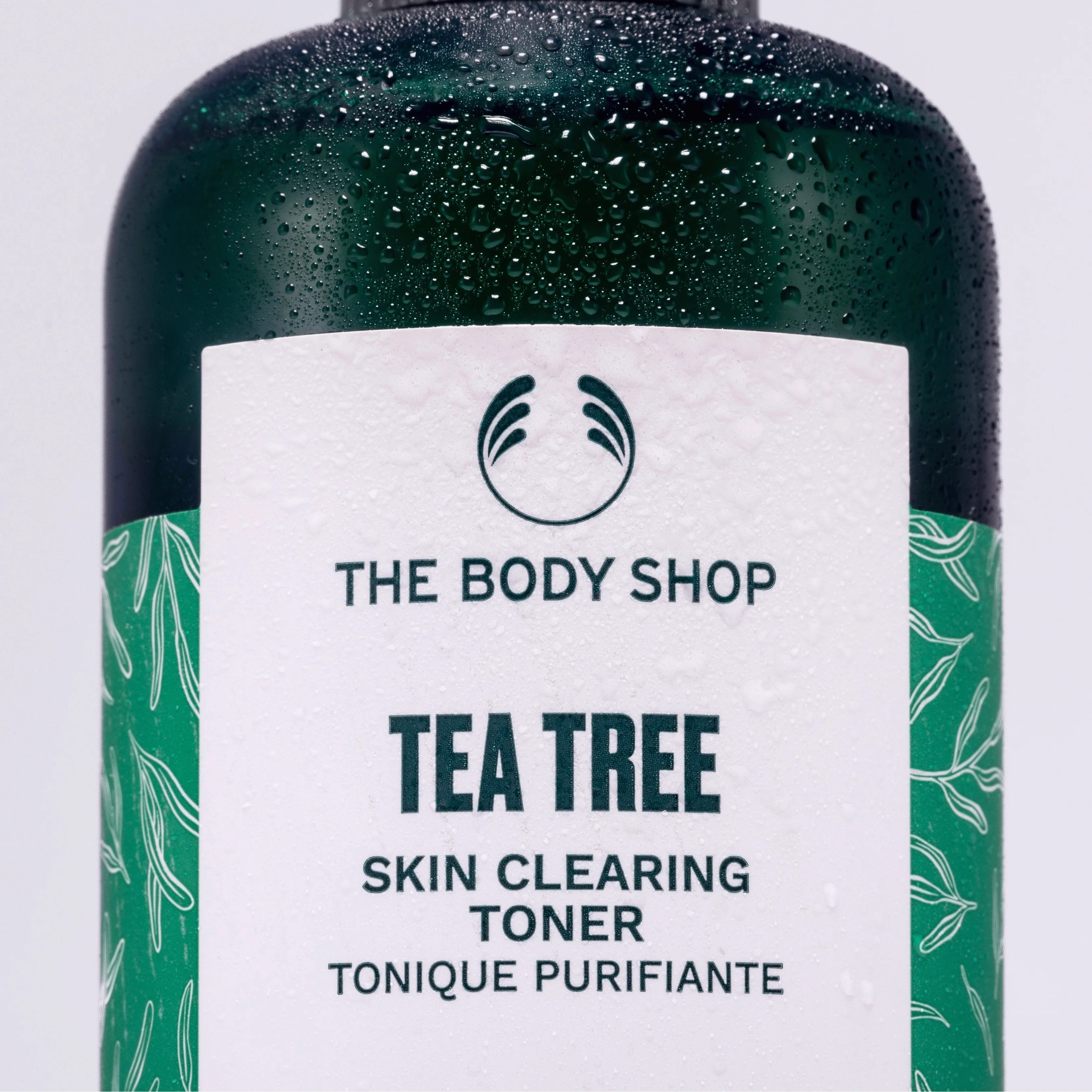 Cận cảnh The Body Shop Tea Tree Skin Clearing Toner, giúp làm sạch da trước khi dùng dầu tràm trà