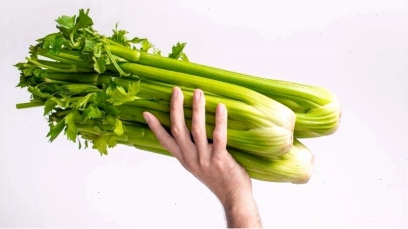 Cần tây chứa rất ít calo và cung cấp nhiều vi chất dinh dưỡng thiết yếu