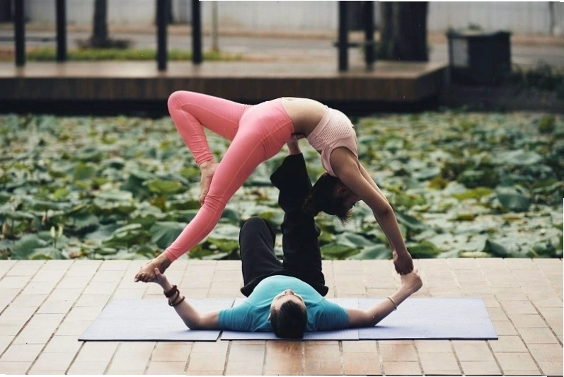 Cặp đôi hạnh phúc tập yoga 2 người