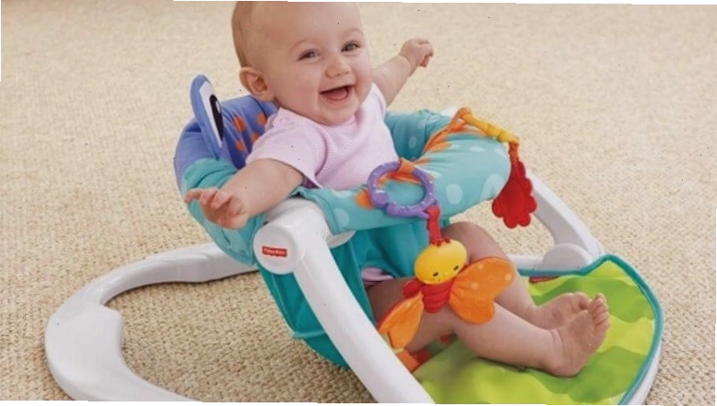 Cha mẹ giám sát bé khi ngồi ghế tập ngồi