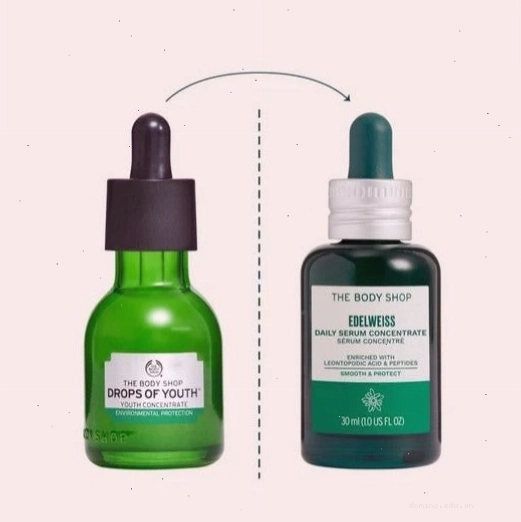 Chai serum The Body Shop Edelweiss Daily Serum Concentrate đặt cạnh hoa Edelweiss