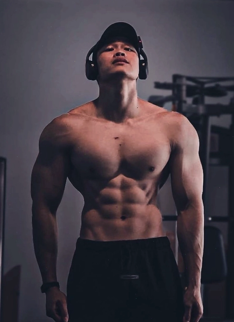 Chàng trai tập gym tự tin khoe cơ bụng