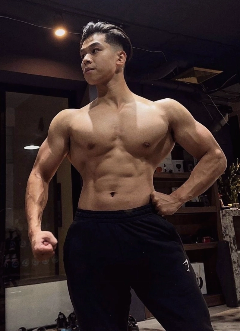 Chàng trai tập gym với chế độ ăn uống lành mạnh