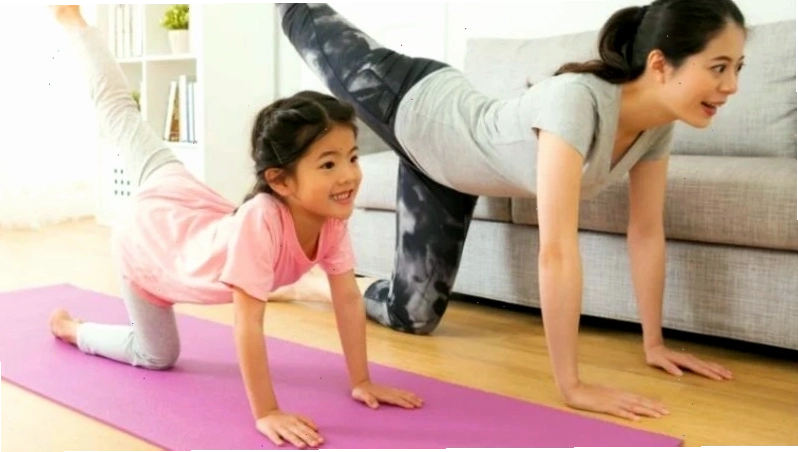 Chàng trai thực hiện bài tập tăng chiều cao bằng cách đu xà