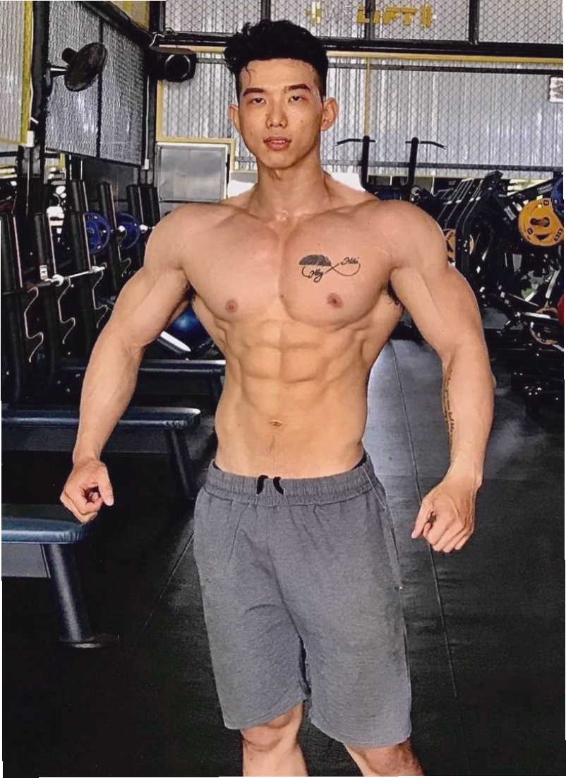 Chàng trai tràn đầy năng lượng sau khi tập gym