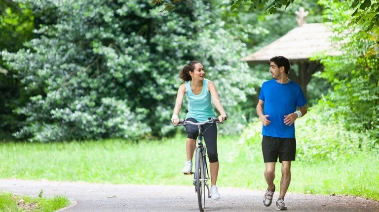 Chạy bộ hay đạp xe giảm cân nhanh hơn: Đâu là lựa chọn tối ưu cho bạn năm 2026?