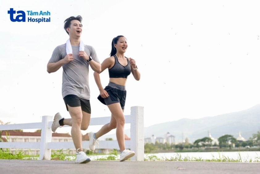 Chạy bộ hoặc đi bộ giúp đốt mỡ