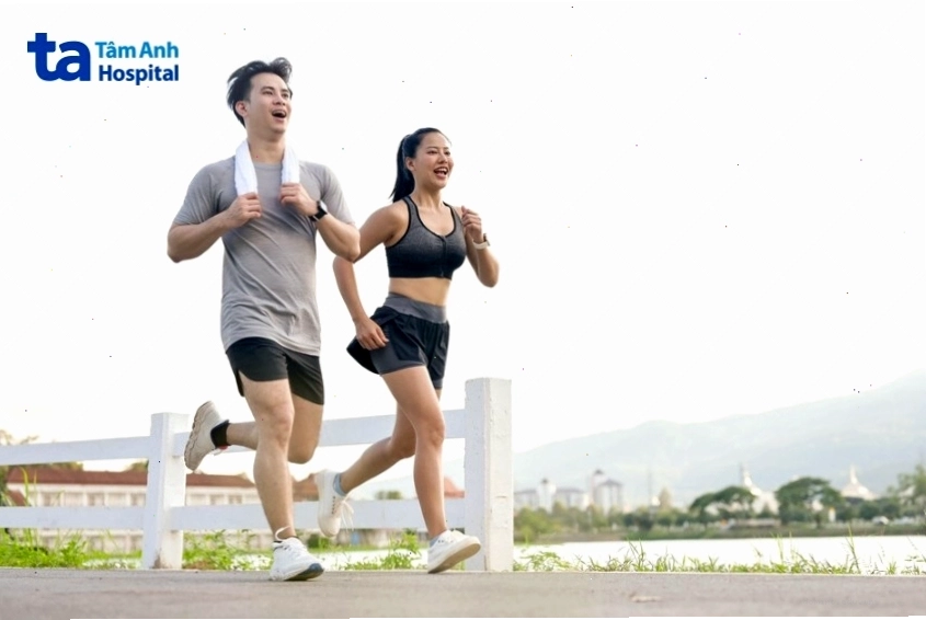 Chạy bộ hoặc đi bộ giúp đốt mỡ toàn thân