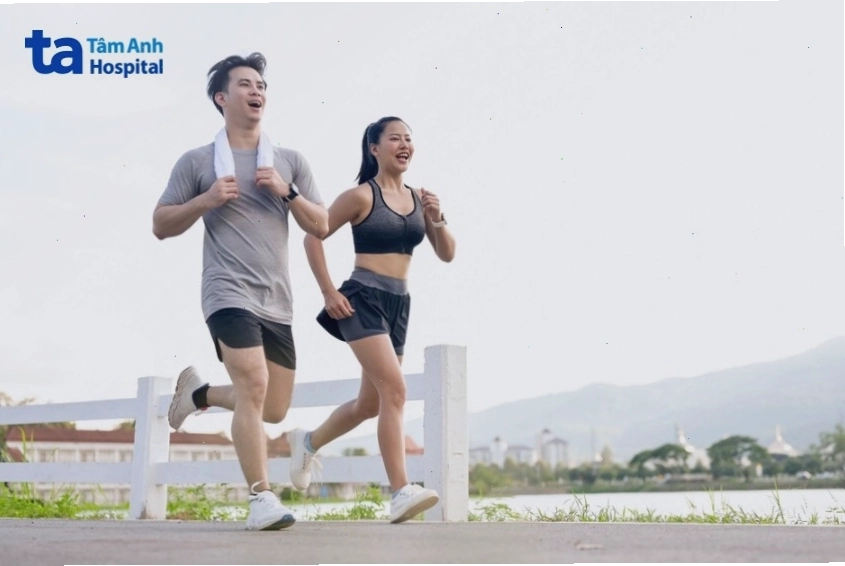 Chạy bộ hoặc đi bộ là những bài tập cardio đơn giản và hiệu quả để đốt mỡ