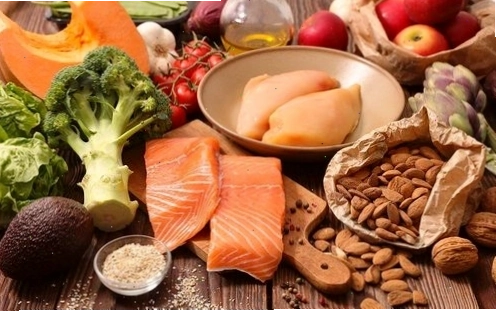 Chế độ ăn uống lành mạnh giúp kiểm soát cân nặng và giảm mỡ toàn thân