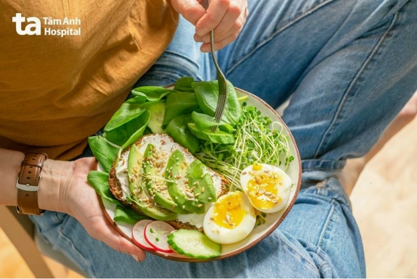 Chế độ Eat Clean hạn chế thực phẩm nhiều gia vị và chế biến sẵn