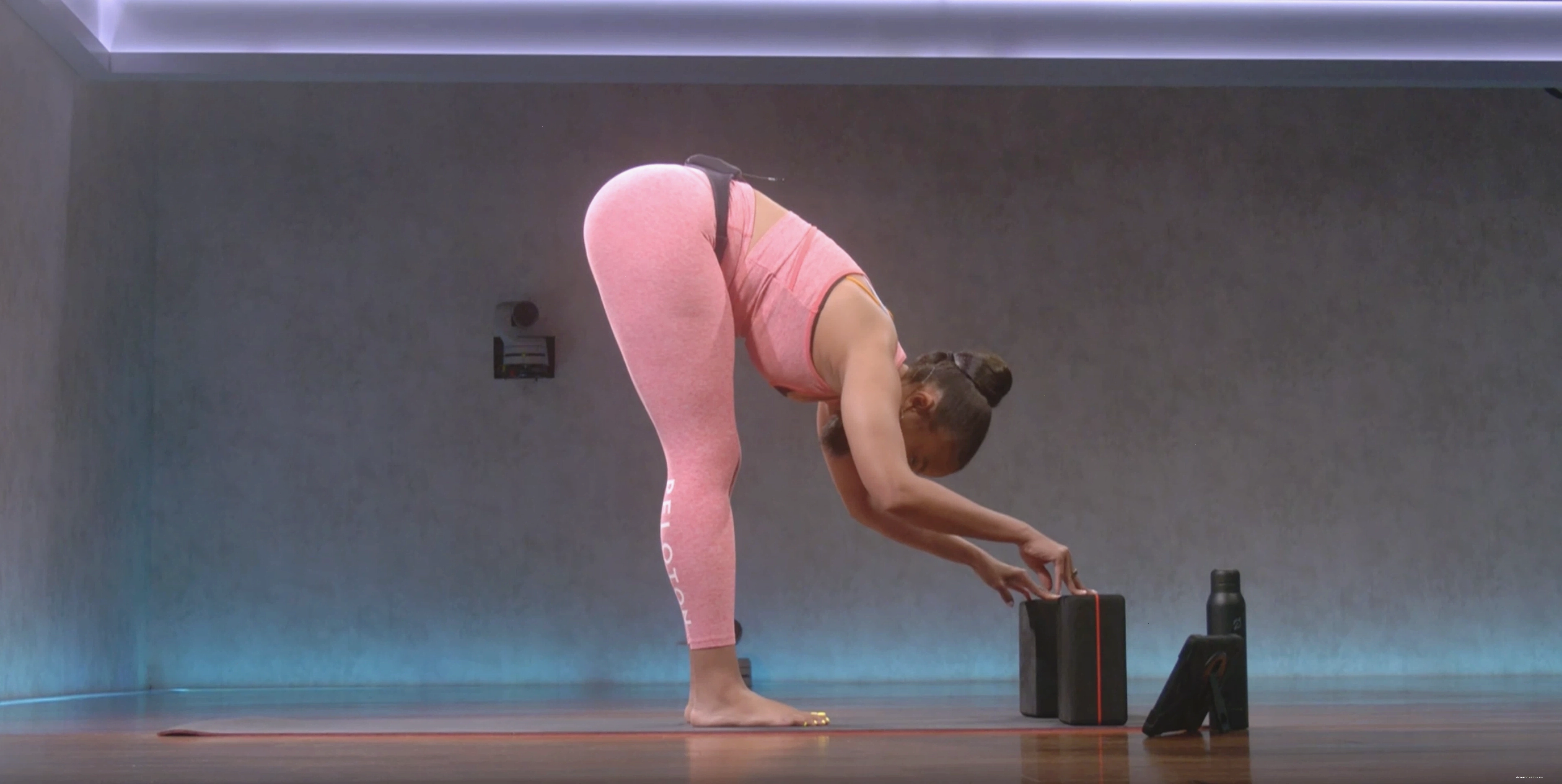 Chelsea Jackson Roberts thực hiện tư thế gập người với block yoga