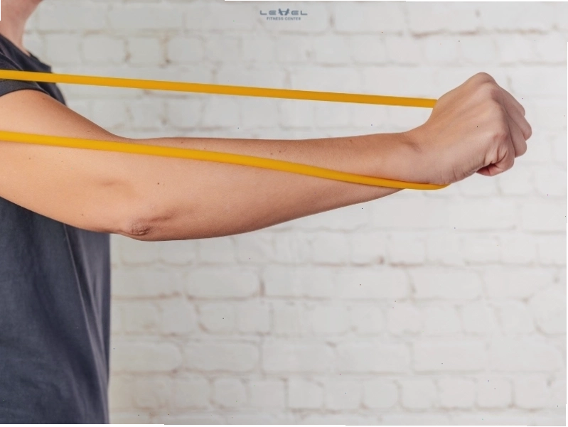 Chest Flyes với dây kháng lực giúp tăng cường cơ ngực giữa