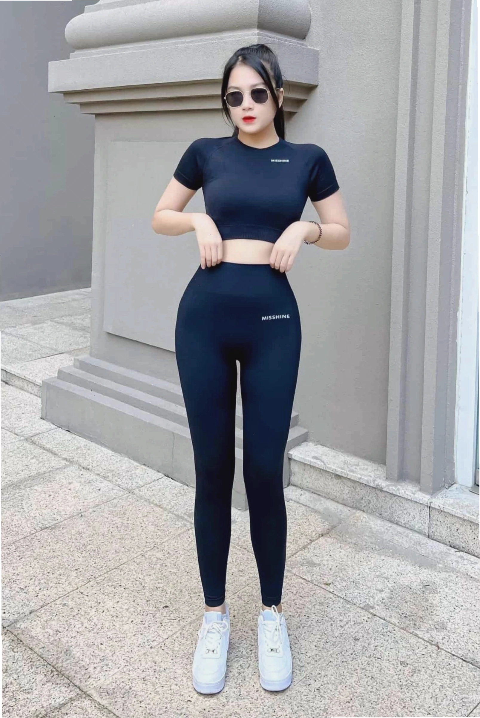 Chi tiết thiết kế sọc chun trên set đồ tập aerobic Naqi