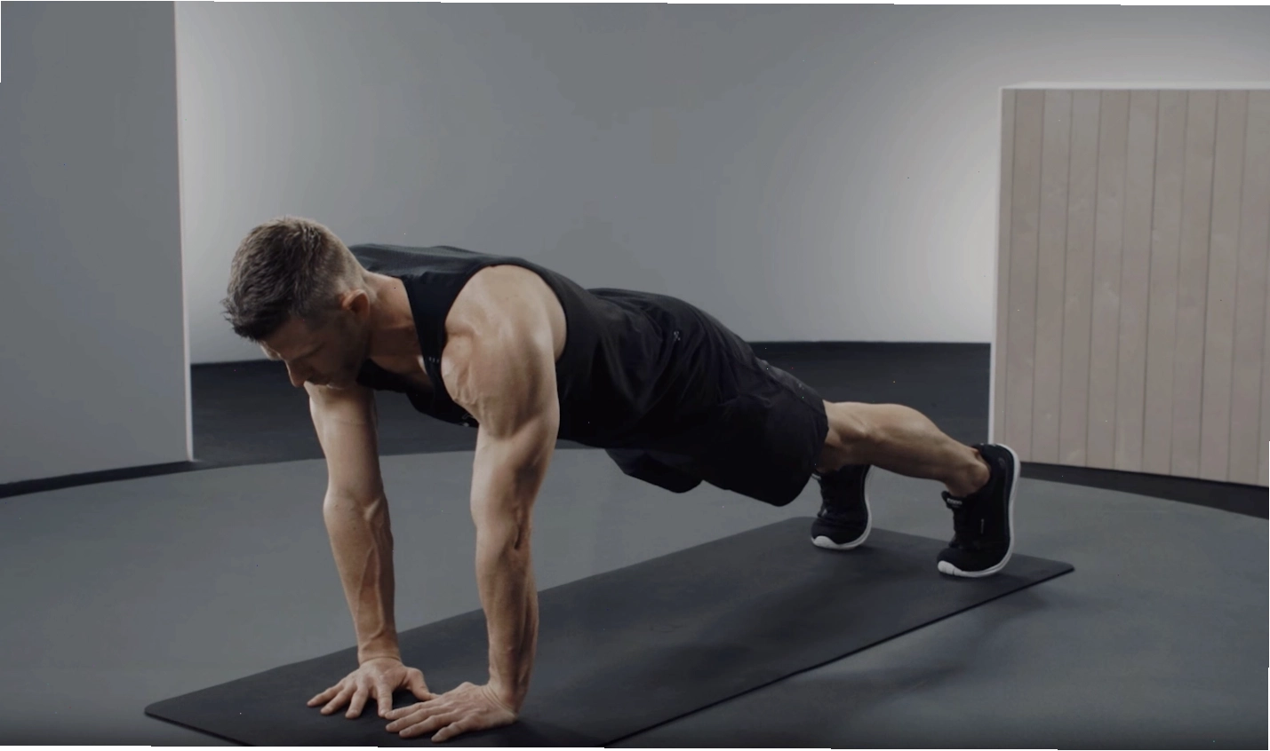 Chống đẩy kim cương (Diamond Push-Ups) là một biến thể nâng cao của chống đẩy