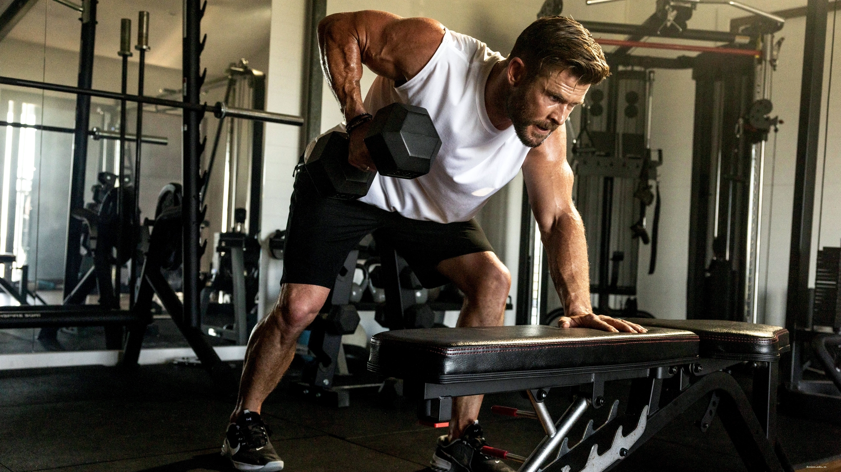 Chris Hemsworth thực hiện bài tập Bent Over Rows