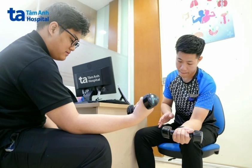 Chuyên gia hướng dẫn bài tập giảm mỡ với tạ kháng lực