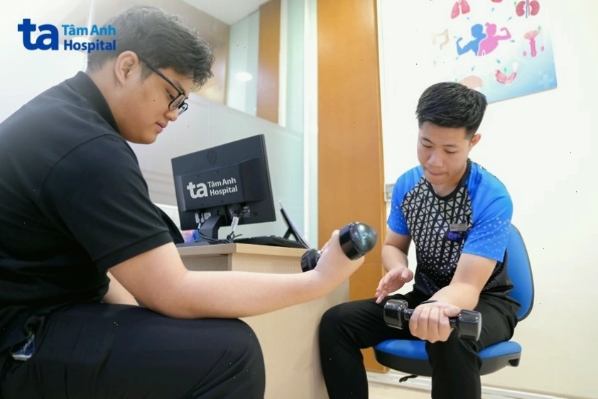 Chuyên gia hướng dẫn tập giảm mỡ với tạ đúng kỹ thuật