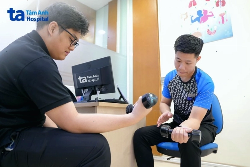 Chuyên gia hướng dẫn tập giảm mỡ với tạ nhẹ