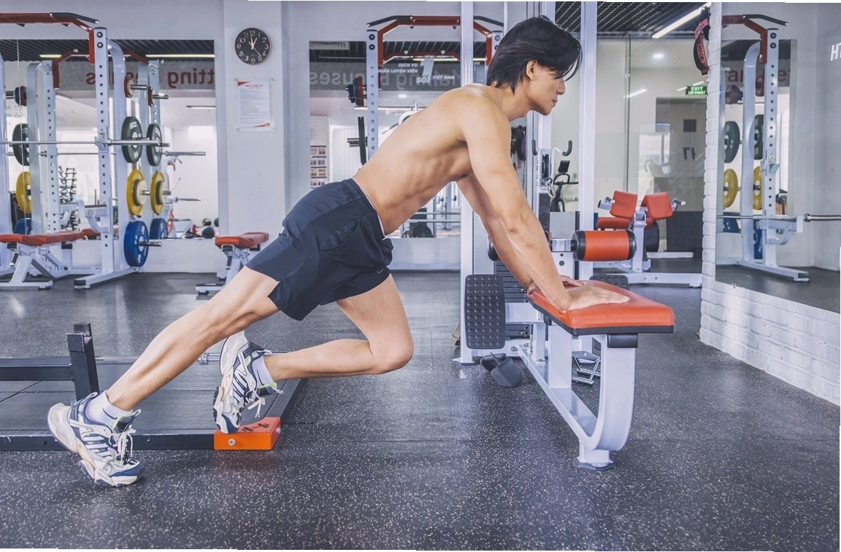 Cơ bắp săn chắc của Hiếu Nguyễn