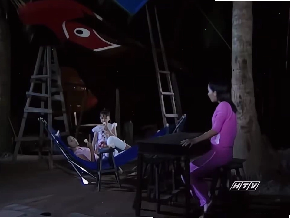 Cô gái đang tập luyện thể thao để giảm cân