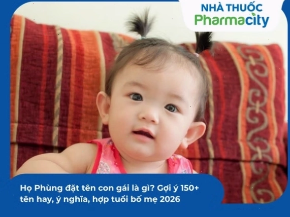 Cô gái đang thực hiện bài tập thu gọn cánh mũi
