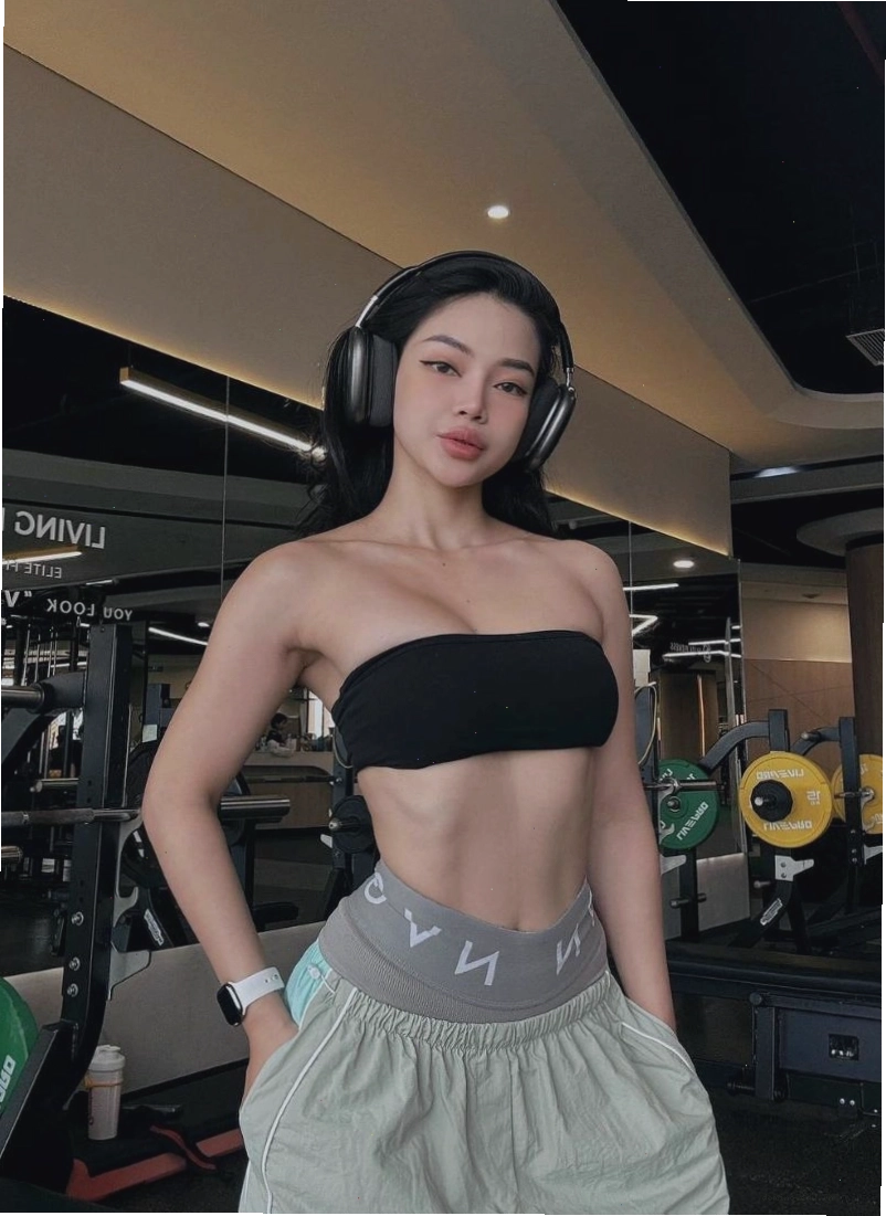 Cô gái tập gym toàn thân với dây kháng lực