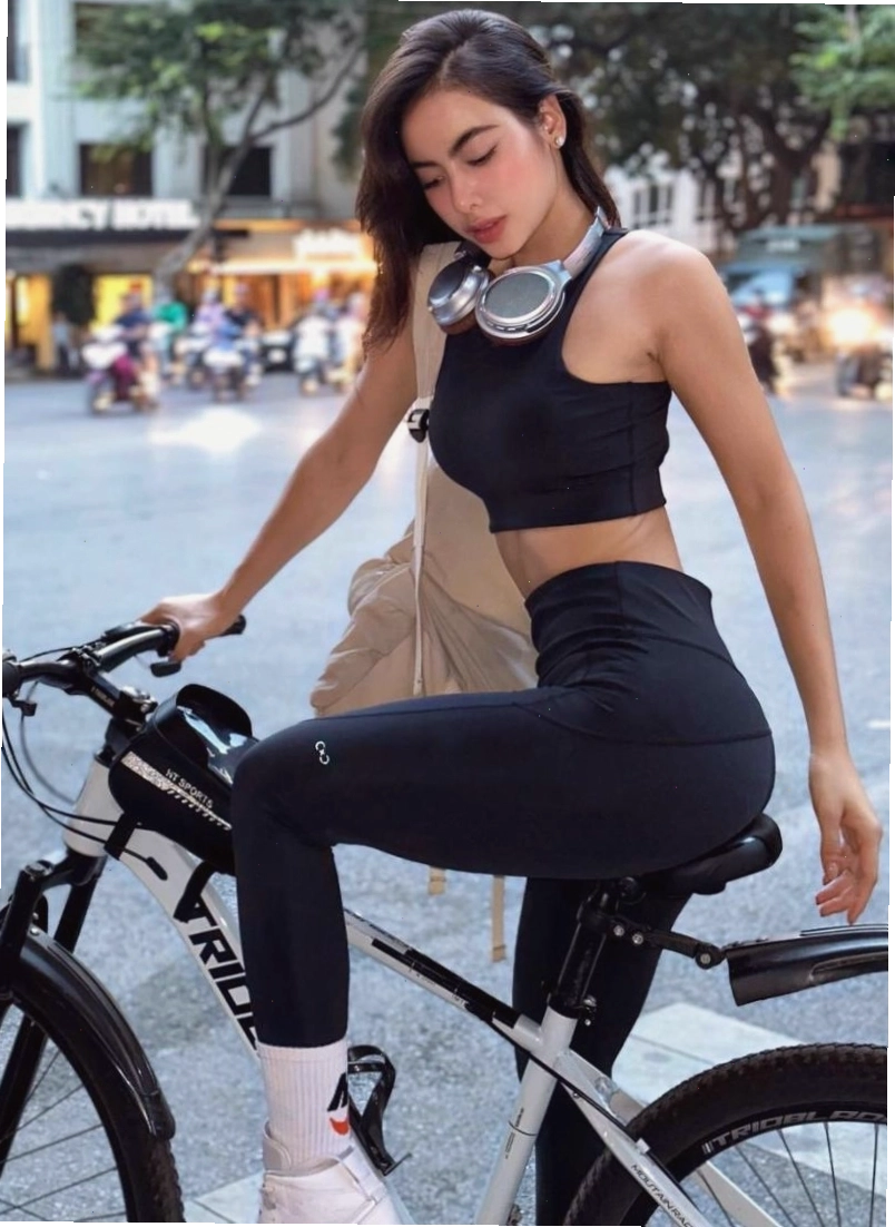 Cô gái tập gym toàn thân với tạ ấm