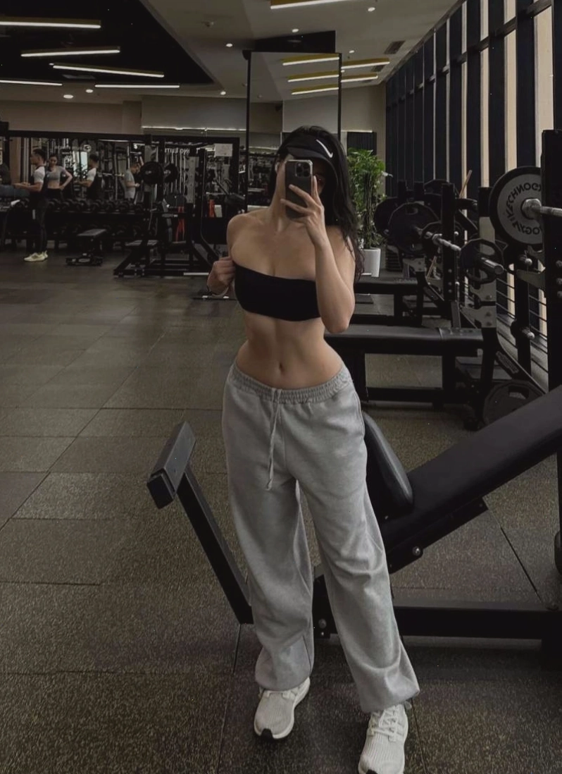 Cô gái tập gym với trang phục thể thao năng động